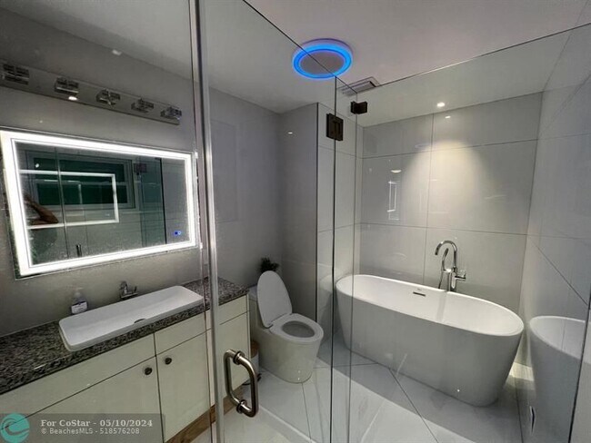 Building Photo - 327 Lancaster St