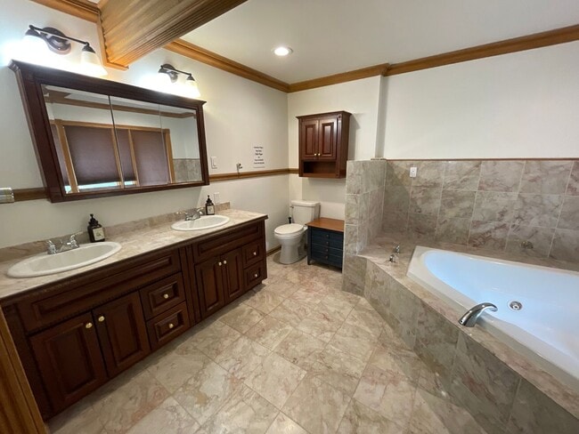 Building Photo - Spacious Single Level Ranch Style 4 Bed 2 ...