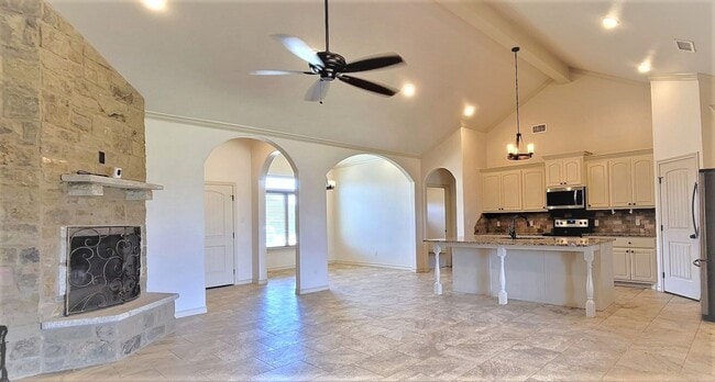 Building Photo - SPACIOUS 3/2/2 HOME CLOSE TO THE MEDICAL DISTRICT AND TEXAS TECH