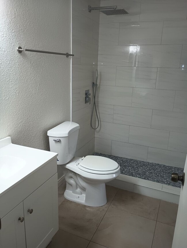 Building Photo - 2BR/1.5BA Condo in the heart of Oceanside