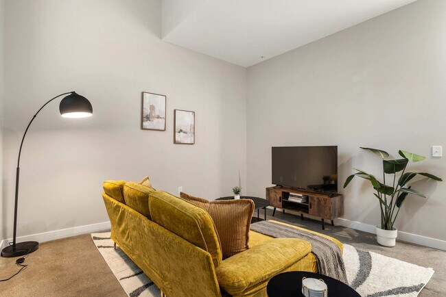 Building Photo - 205 W 4th St