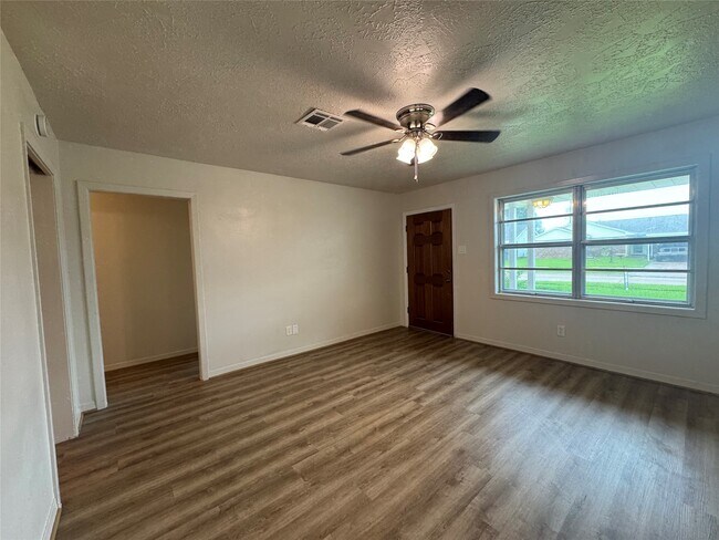 Building Photo - 2611 Prairie Ave