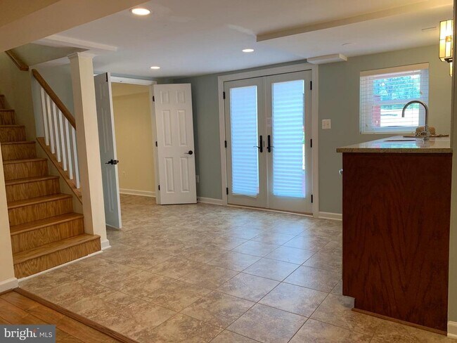 Building Photo - 1334 Mayflower Dr