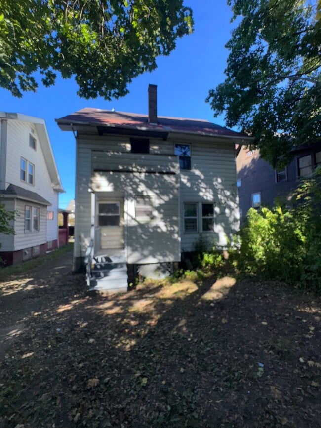 Building Photo - Charming 3-Bedroom Property in Prime Location (SECTION 8 VOUCHERS ACCEPTED)