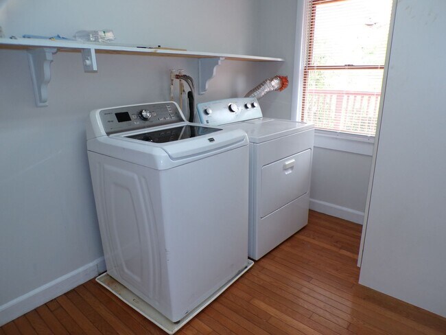 Building Photo - 3 BDRM, 2 BA Rambler w/ Basement - Great l...