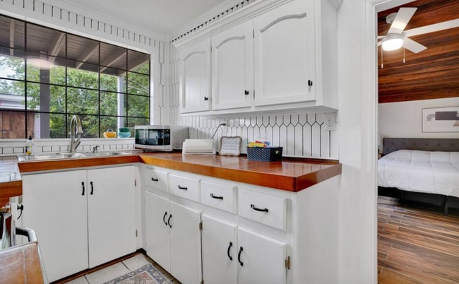 Building Photo - UNFURNISHED - 2 Bed 2 Bath + HUGE BONUS in a wooded oasis - NO HOA - off Middle Sound Loop