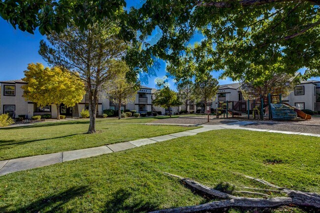 Building Photo - Charming 1 bedroom Condo with full size Ga...