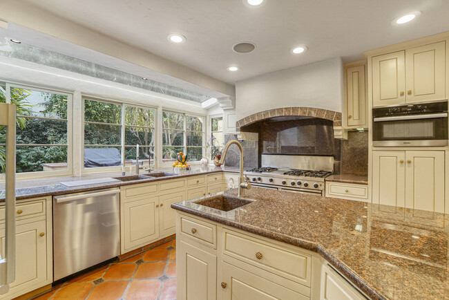 Building Photo - 707 N Bedford Dr