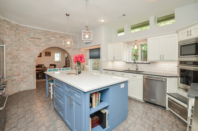 Building Photo - 827 Millpond Dr