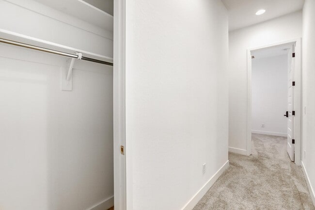 Building Photo - 8723 W Vista Ave