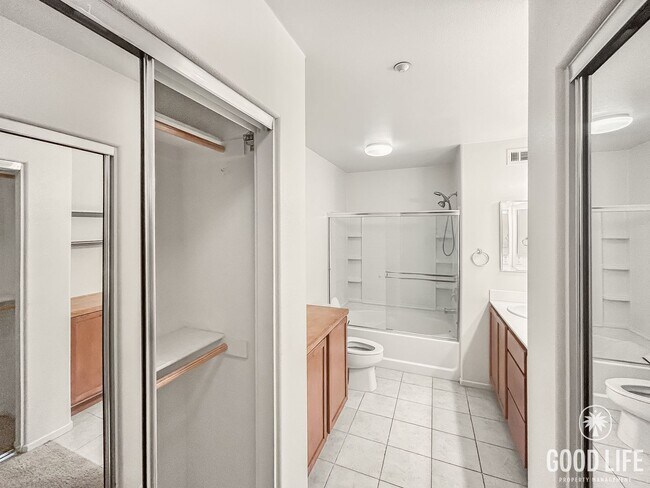 Building Photo - Stunning 2BD/2BA w/ In-Unit Laundry and At...