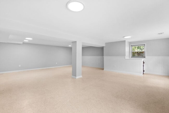 Building Photo - 5 Bed 3 Bath - Chevy Chase Rambler - Move ...