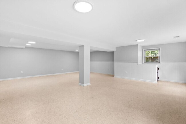 Building Photo - 5 Bed 3 Bath - Chevy Chase Rambler - Move IN Ready