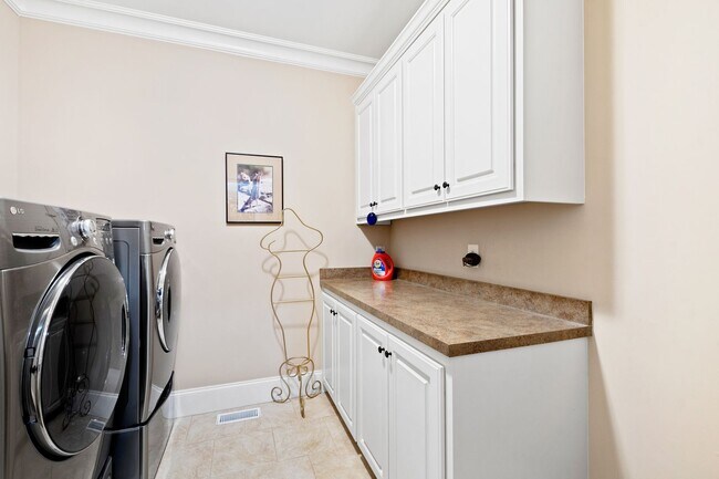 Building Photo - Elegant 5-Bedroom Home on Cul-de-Sac in So...