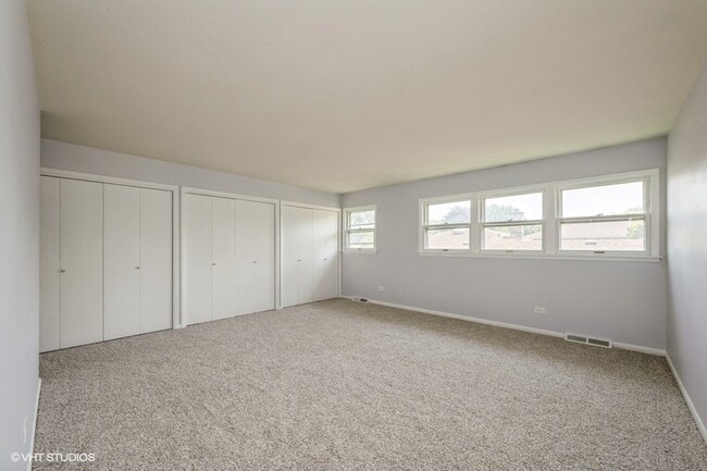 Building Photo - 2102 E Robinhood Ln