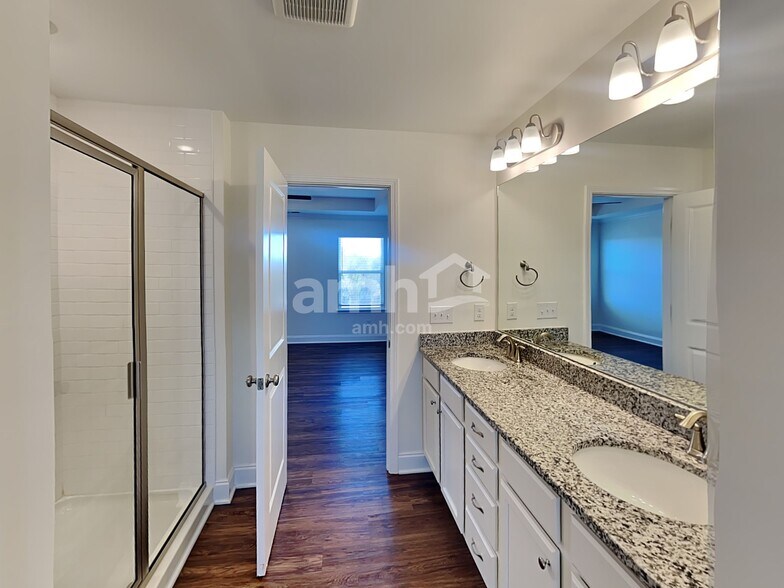 Building Photo - 2012 Bennett Dr