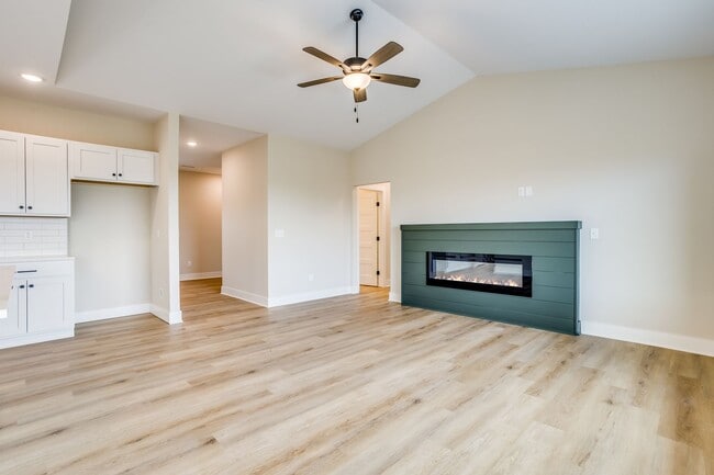 Building Photo - 1025 W Long Path Ct
