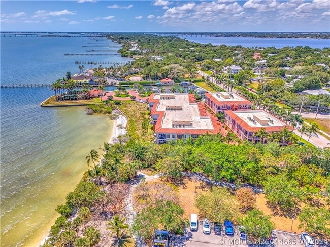Building Photo - 1528 NE Outrigger Landings Dr