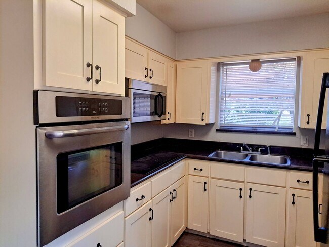 Building Photo - 56041 Glenwick Ln