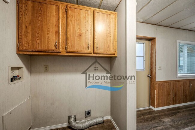 Building Photo - 2 Bedroom 1 Bath Home with Off-Street Park...