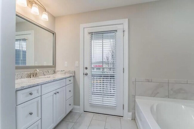 Building Photo - 611 N Main St