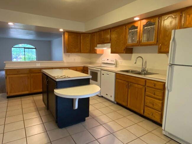 Building Photo - 2 bedroom 2 bath with a 1 car garage