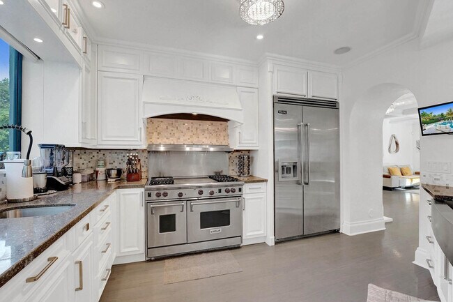 Building Photo - 614 Poinciana Dr