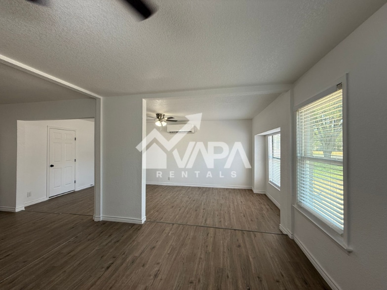 Building Photo - 5014 Benham Dr