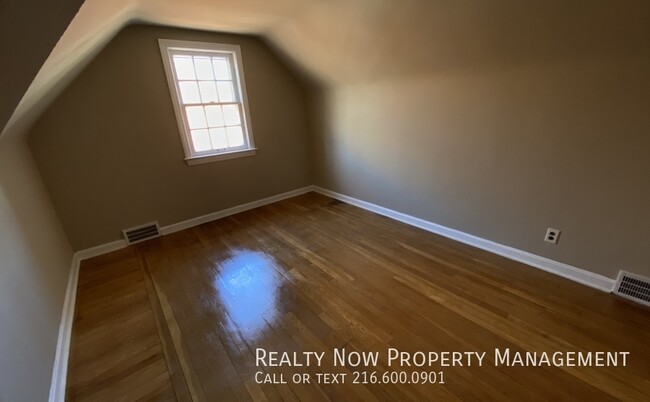 Building Photo - Shaker Heights 4 bed 2 bath UP