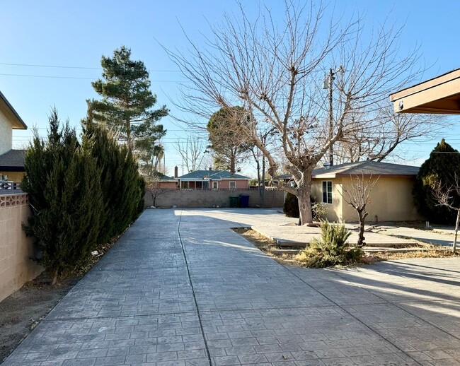 Building Photo - Beautifully updated 2 bedroom