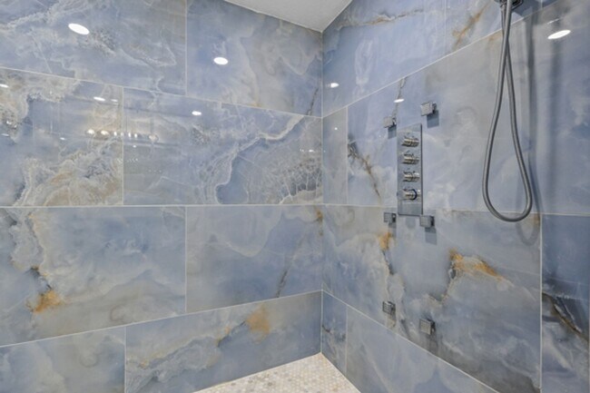 Building Photo - Large luxurious house with view of beautiful Utah Lake!