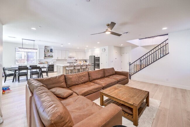 Building Photo - Elegant 5-Bedroom Henderson Home in the Heart of Green Valley