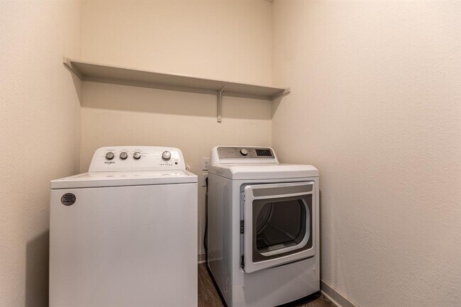 Building Photo - 305 Fairfax Ave