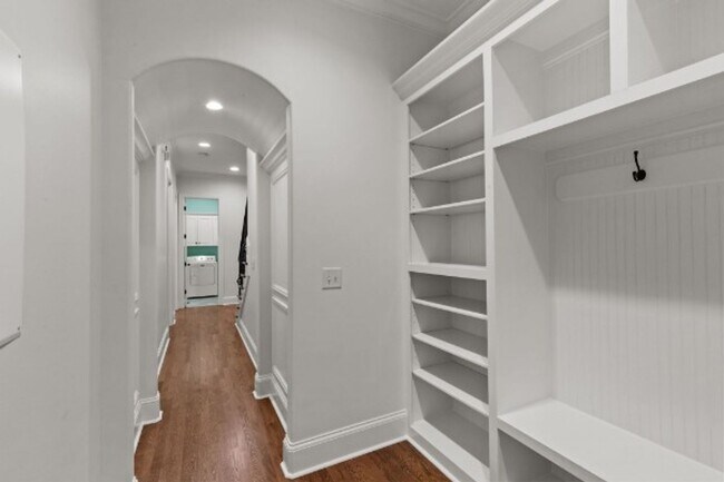 Building Photo - Impeccable Green Hills Home