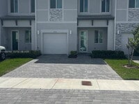 Building Photo - 728 SE 14th Ct