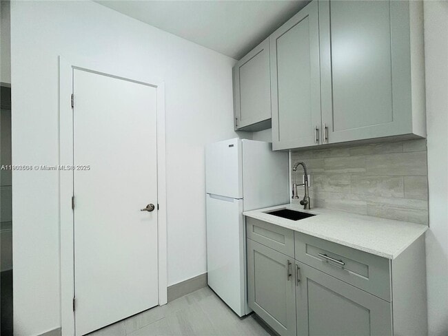 Building Photo - 13390 NE 6th Ave