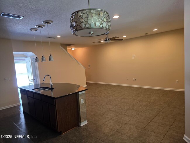 Building Photo - 498 Walnut Dr