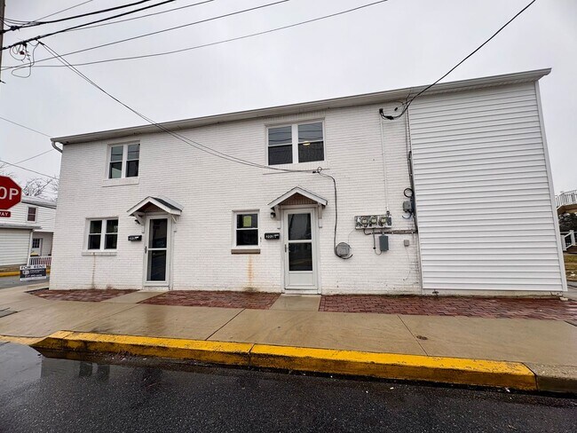 Building Photo - 202 S Lawrence St