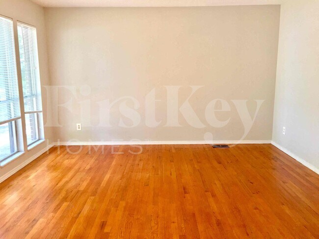 Building Photo - 2275 Glenoro Dr