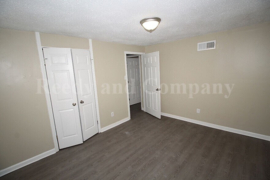 Building Photo - 4183 Park Forest Dr
