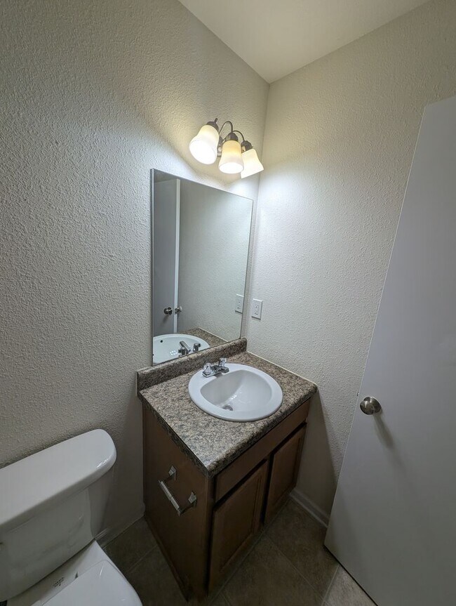 Building Photo - 204 Valleyside Dr NE