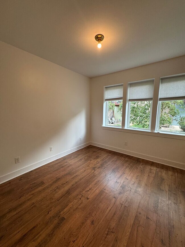 Building Photo - Beautiful 2 bed /1 bath condo in desirable Germantown - walking distance to coffee shops, restaur...