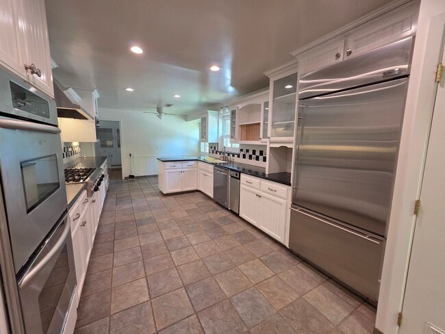 Building Photo - 2 bedroom 2 bathroom in Beverly Glen!