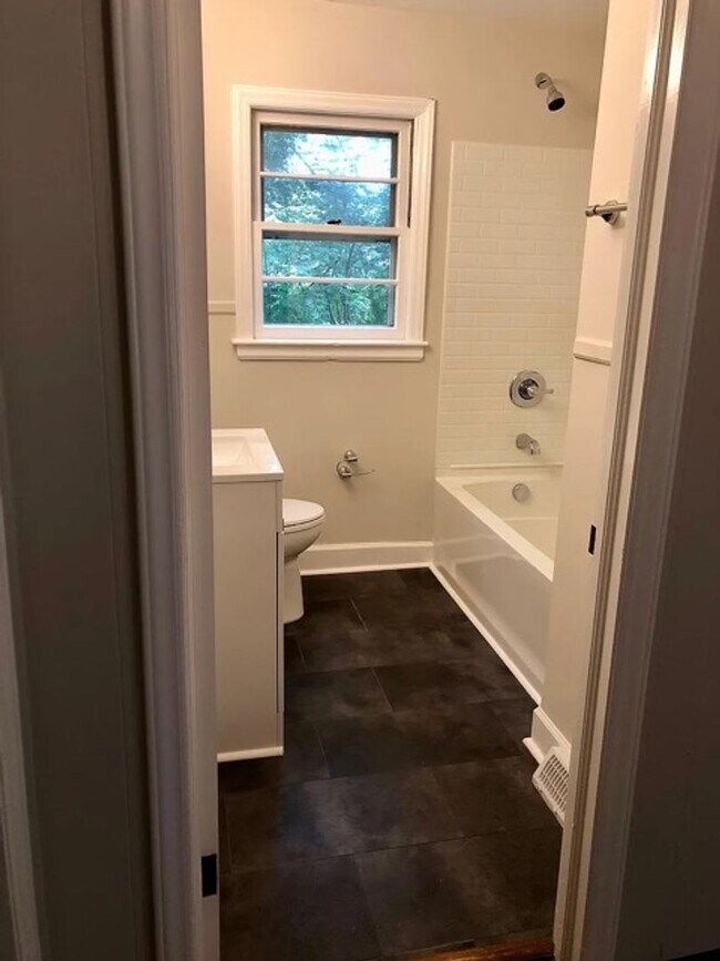 Building Photo - Renovated 2 Bed/1 Bath Cottage Near Downtown Durham! Available March 2026