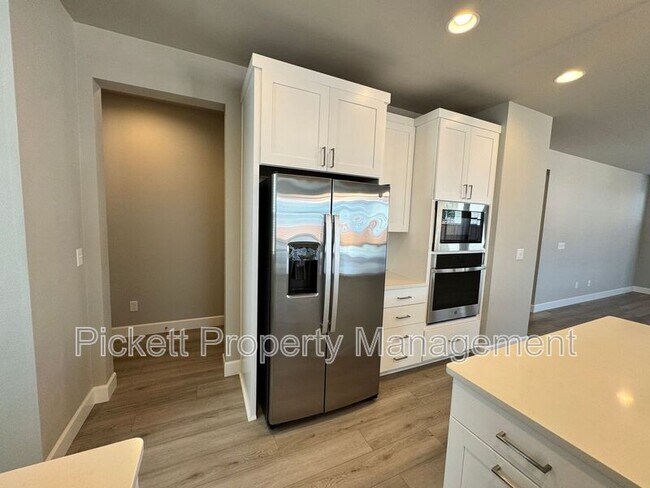 Building Photo - 3835 SW ALAVA COURT