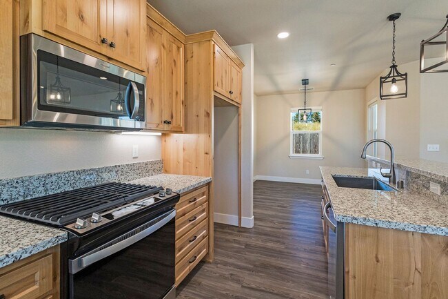 Building Photo - Large 2 Bed, 2 Bath in Paradise. Available...