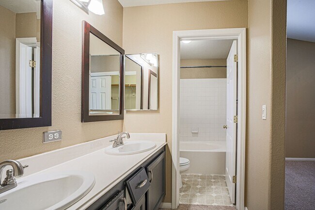Building Photo - BEAUTIFUL 3 BD HOME LOCATED IN THE HEART O...