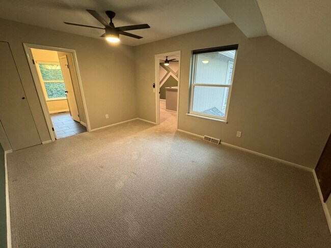 Building Photo - Aurora Townhome Right on the Golf Course