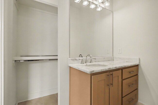 Building Photo - Newly Renovated Condominium