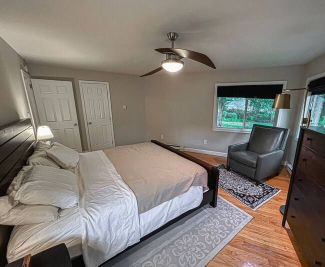 Building Photo - Sunny and Bright 4 Bedroom 3 Bath 2 Level ...